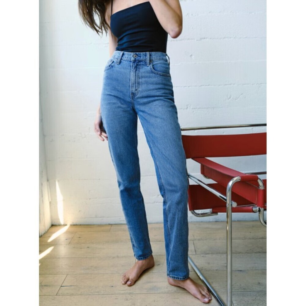Abercrombie 90's Straight Ultra High Rise Jeans in Medium Wash Size 30